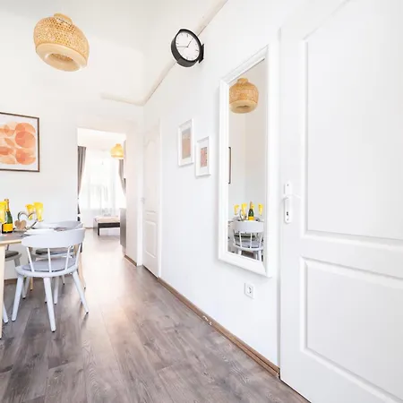 Simple Spot 1 Min Walk To Szimpla Kert With Ac Daire